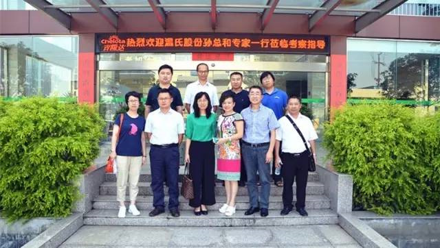 温氏股份考察团在pp电子模拟器官网合影留念 温氏股份考察团在pp电子模拟器官网合影留念