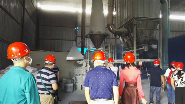 考察团正在参观广汉久盛锌业有限公司 考察团正在参观广汉久盛锌业有限公司