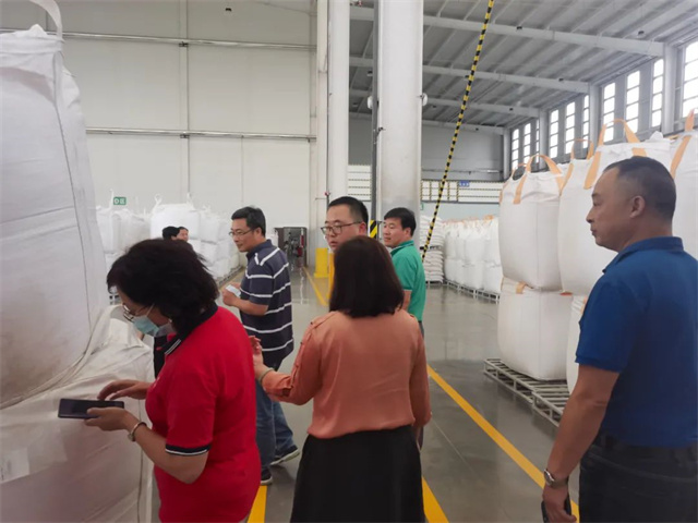 大北农集团专家认真考察我司产品原料 大北农集团专家认真考察我司产品原料