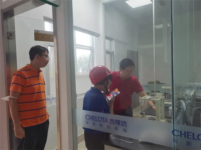 大北农集团饲料产业顾君华首席质量官现场指导检验仪器的使用方法 大北农集团饲料产业顾君华首席质量官现场指导检验仪器的使用方法