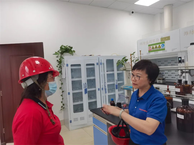 大北农集团饲料产业品管中心尤娴总监同肖琴总监对产品特性的探讨交流 大北农集团饲料产业品管中心尤娴总监同肖琴总监对产品特性的探讨交流