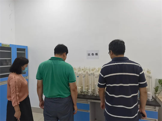 大北农集团专家对产品留样室的现场考察 大北农集团专家对产品留样室的现场考察